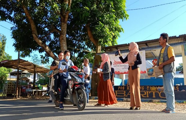Foto: SMSI Sumenep saat bagi - bagi takjil