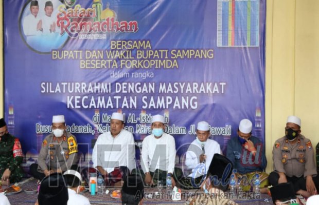  Foto : Bupati Sampang H. Slamet Junaidi saat safari ramadhan di masjid Al-Istianah kota Sampang