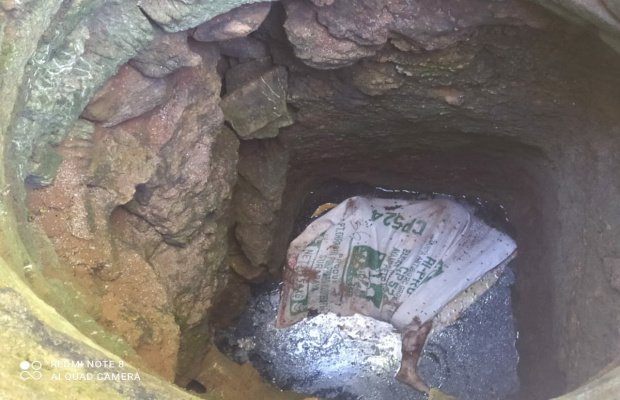 Foto: Korban pembunuhan evakuasi dari dalam sumur