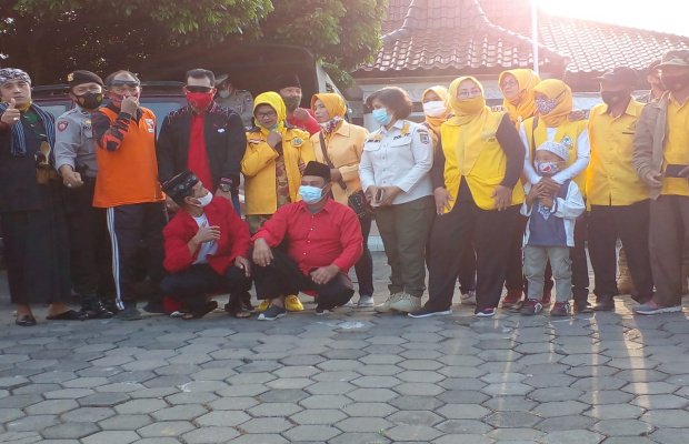  Foto: BKPB PP bersama 8 partai dan berbagai elemen masyarakat saat sesi foto bersama usai membagikan 2000 takjil.