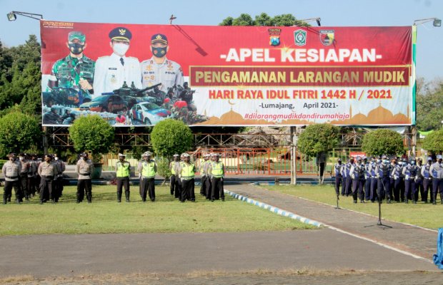 Foto: Suasana saat apel berlangsung di alun - alun Lumajang