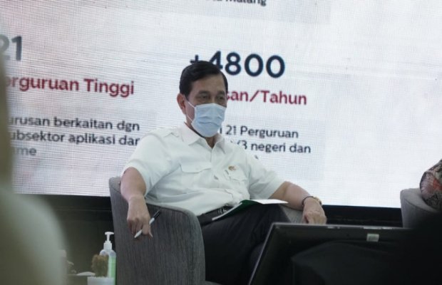  Foto : Menteri Kemaritiman Luhut Binsar Panjaitan saat datang di Kota Batu.