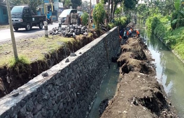  Foto : Proyek Penunjang jalan di depan kantor camat Tekung Kabupaten Lumajang. 