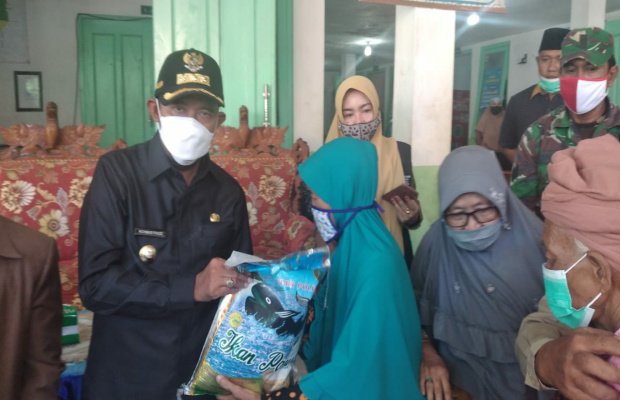 Foto: Bupati Fauzi, saat menyaksikan Proses Vaksinasi Di Lokasi Wisata Kesehatan Gili Iyang