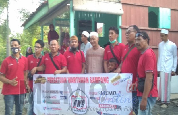  Foto : Persatuan Wartawan Sampang Berbagi takjil di yayasan Rumah tahfidz An-Nurudin Sampang 