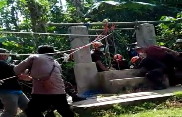 Foto: Petugas gabungan melakukan evakuasi (sumber : nitizen)