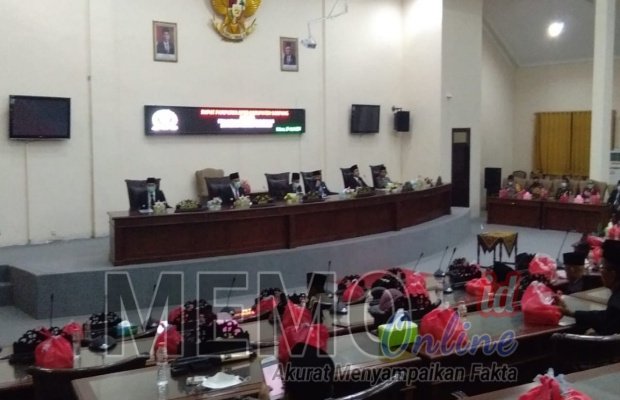  Foto : Rapat Paripurna DPRD Sampang di ruang graha DPRD Sampang