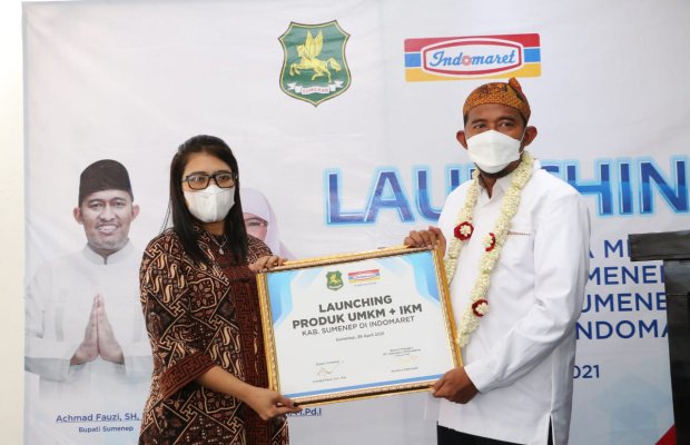 Foto: Bupati Fauzi saat launching UMKM bersama pihak indomart