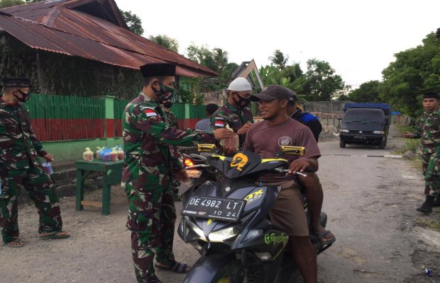 Foto: Personel Pos Luhu bagi-bagi takjil
