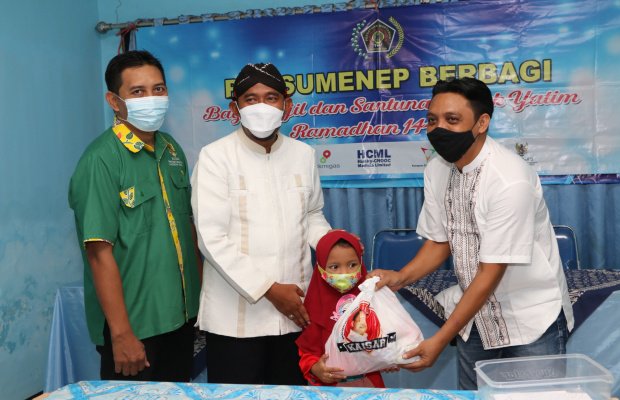 Foto: Ketua PWI Sumenep saat membagikan santunan kepada anak yatim