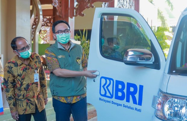 Foto: Bupati Pamekasan Tunjukkan Mobil Dari Bank BRI