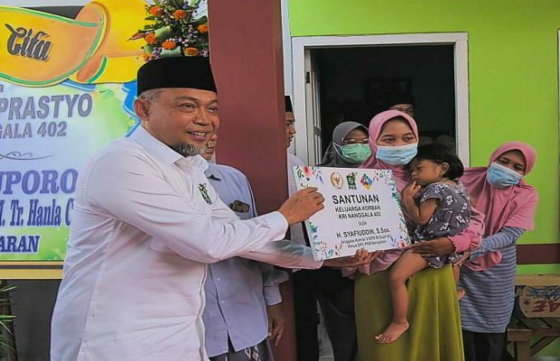 Foto : Syafiuddin, Anggota Komisi V  DPR RI asal Bangkalan, saat memberikan santunan kepada keluarga korban KRI Nanggala 402.