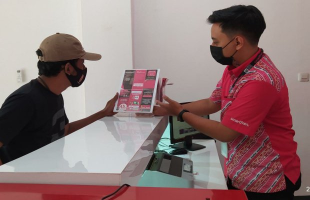 Foto : Salah satu pelanggan saat berada di galery smartfren.