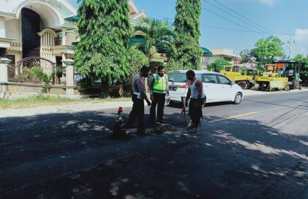Foto : Petugas Laka Lantas mengecek langsung ke TKP kecelakaan