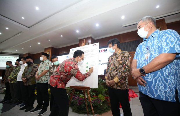 Foto : Bupati Pamekasan Saat Penandatanganan Komitmen Bersama Pemberantasan Korupsi di Kantor Pemerintah Kota (Pemkot) Surabaya