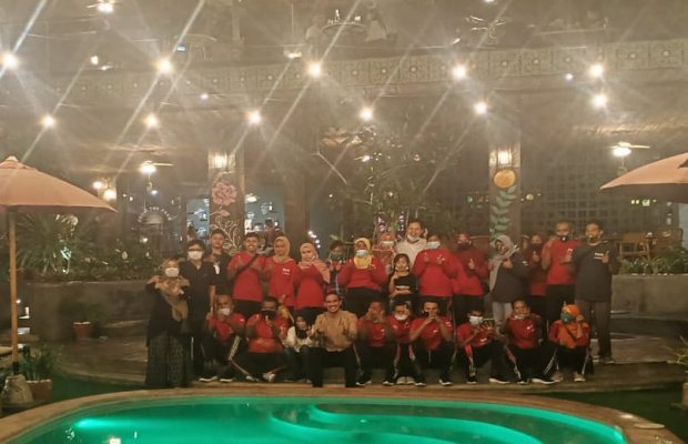 Foto: Owner Hill House Batu, Arief Utama Waworuntu (tengah), saat sesi foto bersama penyandang disabilitas.