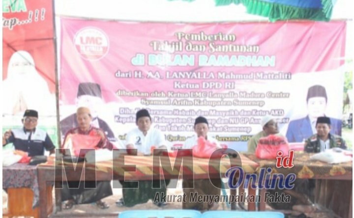 Foto :  Habaib, Masyaikh, Pengurus AKD Desa, Kepala Desa, NU GP Ansor Bansor, Diacara pembagian santunan di Desa Tambaagung Barat, Kecamatan Ambunten