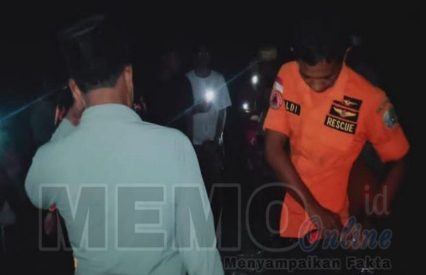  Foto : Petugas dan warga di lokasi kejadian