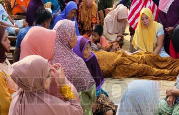  Foto : Korban dievakuasi ke rumah duka