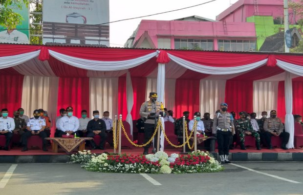 Foto: Kapolres Batu AKBP Catur Cahyono Wibowo, SIK, MH, saat memimpin Apel Gelar Pasukan Operasi Ketupat Semeru 2021.
