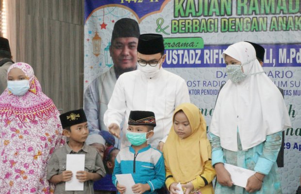Foto: Bupati Pamekasan Saat Santuni Anak Yatim di Masjid Al Hikmah