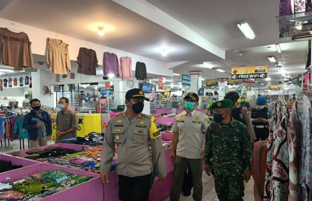 Foto : Kasat Samapta Polres bersama Kasatpol PP Batu saat melakukan patroli antisipasi membludaknya pengunjung mall.