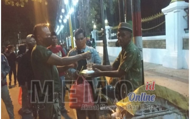 Foto : Danramil Pasean Saat Bagikan Makan Sahur Kepada Abang Becak