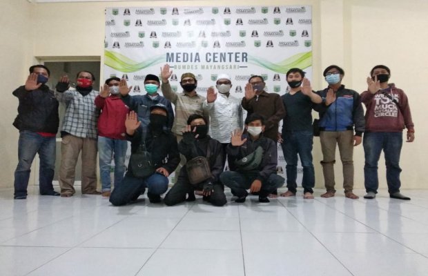 Foto: Suasana saat sesi foto bersama usai BUKBER.