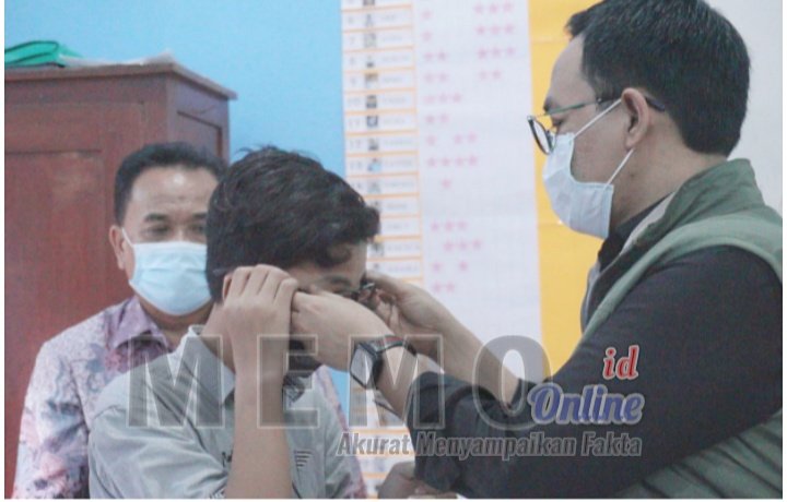 Foto : Bupati Pamekasan Pasangkan Kacamata Pada Siswa