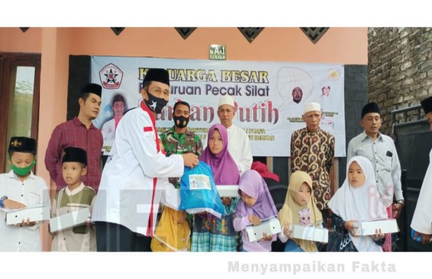  Foto : Juma'adi, ketua perguruan pencak silat Surban Putih berbagi rezeki