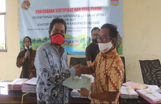 Foto: Penyerahan sertifikat oleh BPN