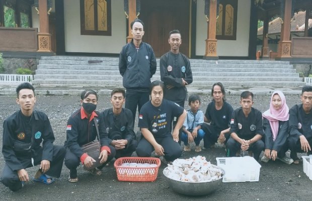 Foto : PSHT bersama PN di Jember bagi takjil gratis