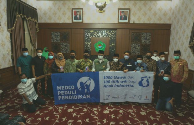 Foto : Bupati Pamekasan, Baddrut Tamam Bersama Medco Foundation Diperinggitan Dalam