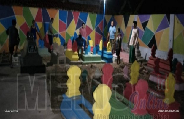 Foto : Masyarakat saat berada di makam warna warni di Kabupaten Sampang