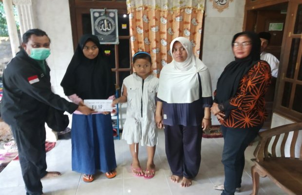 Foto: Ketua PIJP Bersama Bendahara Serahkan Santunan Kepada Keluarga Almarhum Zahri R.