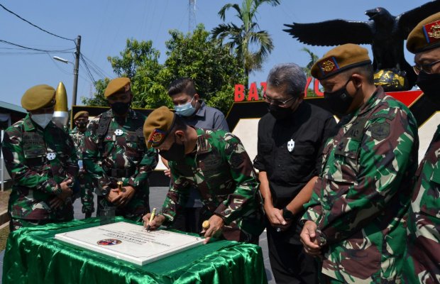 Foto: Danpussenarhanud Kodiklatad, Mayjen TNI Nisan Setiadi, S.E., saat meresmikan Tugu Gagak Hitam
