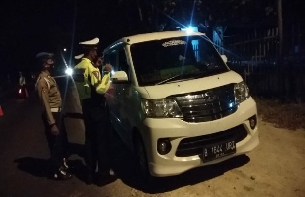 Foto: Salah Satu Mobil Yang Diminta Putar Balik Oleh Kasat Lantas Polres Pamekasan