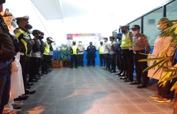 Foto : Foto: Kapolsek Junrejo, AKP Diana Puji Astutik, SH, saat memimpin doa bersama sebelum melaksanakan Operasi Penyekatan.