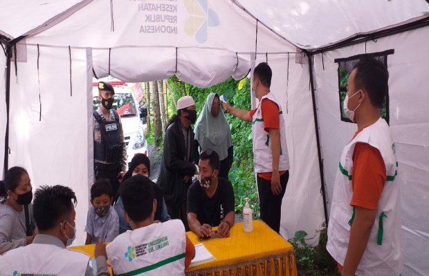 Foto: Pemeriksa melibatkan tenaga kesehatan