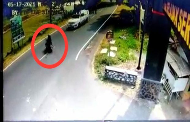 Foto: Sesaat sebelum kecelakaan terjadi. (sumber rekaman CCTV)