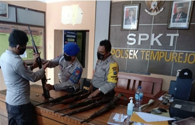 Foto : Kanit Provost saat Lakukan Pengecekan Senpi Dinas