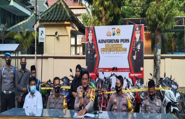 Foto: Konferensi pers hasil Ops Ketupat Semeru 2021 di halaman Polres Lumajang