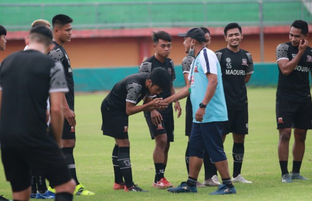 Foto : Coach RD dalam sesi latihan