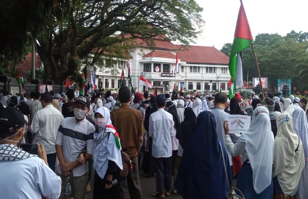   Foto : Suasana Aksi damai bela Palestina di depan gedung DPRD Kota Malang