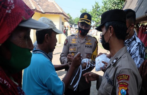 Foto: Pembagian masker pada pengunjung pasar hewan