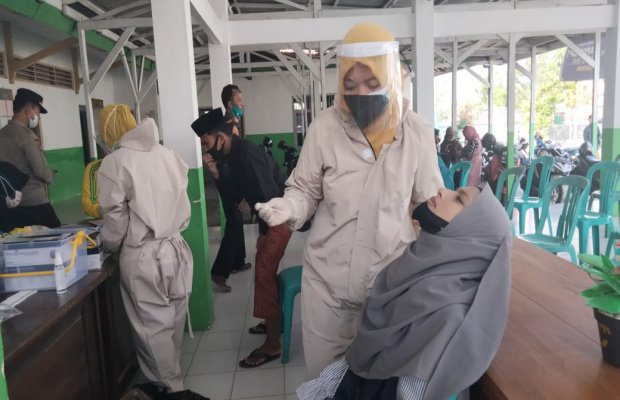  Foto : Santri Saat Dilakukan Rapid Tes Antigen Gratis Oleh Tim Medis