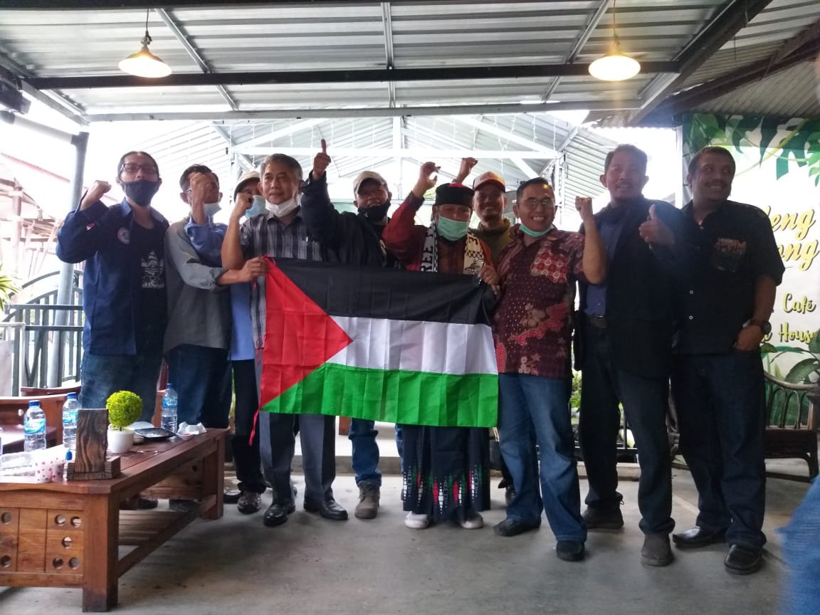 Foto : NGO-LSM, Aktivis, Pengacara dan Wartawan, usai menggelar Deklarasi Damai Bela Rakyat Palestina.