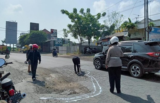  Foto : Beri tanda pada jalan berlubang cegah terjadinya kecelakaan lalu lintas.
