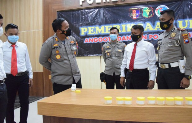Foto: Kapolres Pamekasan Didampingi Kasat Narkoba dan Kasat Lantas Pantau Hasil Tes Urine