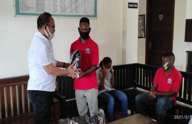 Foto: Kasat Intelkam Polres Lumajang beri tali asih pada pelajar Papua yang berada di Lumajang